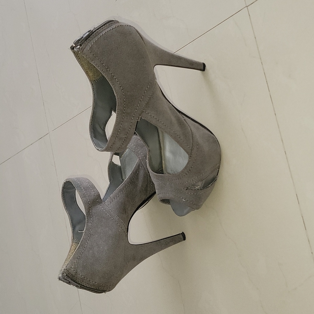 Grey Qupid size 8.5 platform pumps